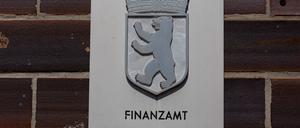 Schild vom Finanzamt Berlin Mitte am 18.05.2022 *** Sign from tax office Berlin Mitte on 18 05 2022 