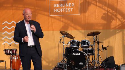 Motivationsrede. Der Regierende Bürgermeister Kai Wegner wünscht sich, dass alle seine Gäste zu Botschaftern Berlins werden.