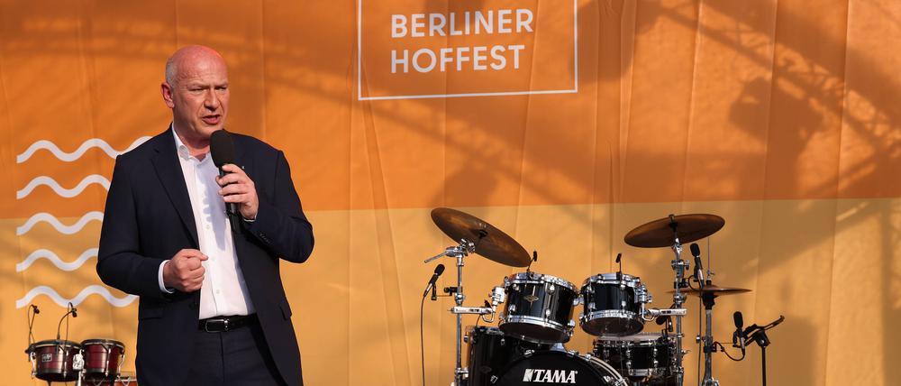 Motivationsrede. Der Regierende Bürgermeister Kai Wegner wünscht sich, dass alle seine Gäste zu Botschaftern Berlins werden.