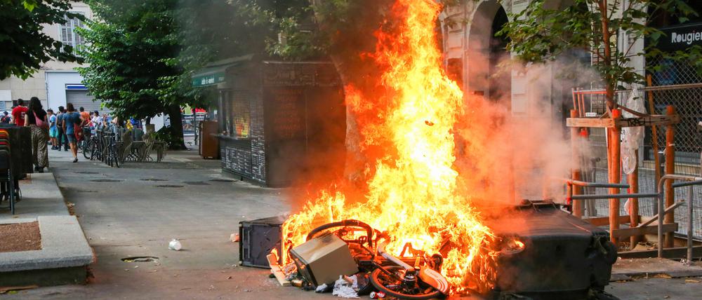 Am 29. Juni in Marseille. Am Rande einer Demonstration für Gerechtigkeit für Nahel wurden Möbel auf der Straße in Brand gesetzt.