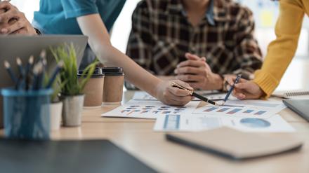 In Deutschland sind Arbeitgeber:innen besonders intransparent, was die Gehälter bei Stellenanzeigen angeht. Und das, obwohl Arbeitnehmer:innen vor allem auf diese Information setzen. 