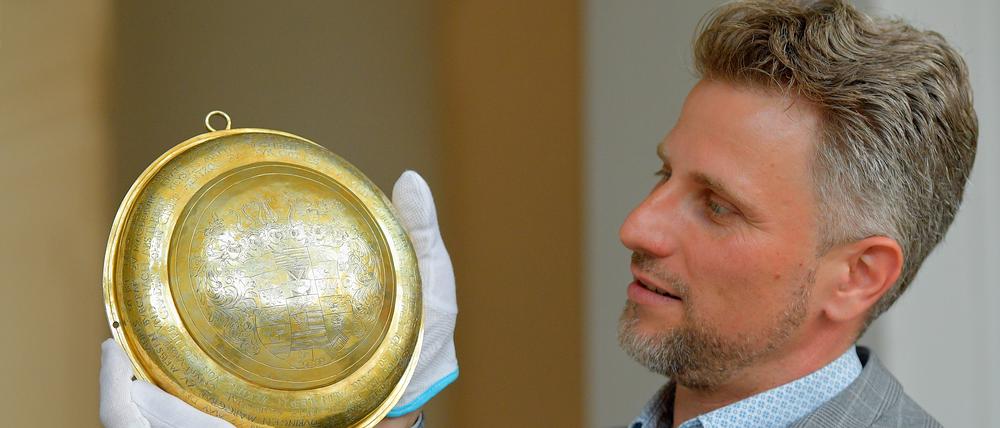 Thomas Steller, derzeit noch Leiter am Stadtmuseum Dresden, soll Direktor am Potsdam Museum werden. Hier zeigt er ein Schützenschild aus vergoldetem Silber aus dem Jahre 1619 am 2. Juli in Dresden.
