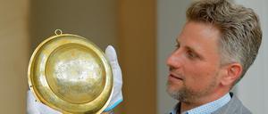 Thomas Steller, derzeit noch Leiter am Stadtmuseum Dresden, soll Direktor am Potsdam Museum werden. Hier zeigt er ein Schützenschild aus vergoldetem Silber aus dem Jahre 1619 am 2. Juli in Dresden.