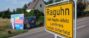 Das Ortseingangsschild von Raguhn, im Hintergrund Wahlwerbung des erfolgreichen AfD-Kandidaten Loth. 