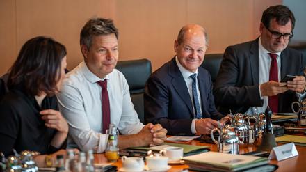 Außenministerin, Robert Habeck (Bündnis 90/Die Grünen), Bundesminister für Wirtschaft und Klimaschutz, Bundeskanzler Olaf Scholz (SPD), und Wolfgang Schmidt (SPD), Kanzleramtsminister, warten auf den Beginn Sitzung des Bundeskabinett im Kanzleramt. 
