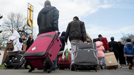 Syrische Flüchtlinge mit Koffern.