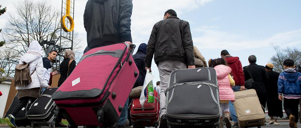 Syrische Flüchtlinge mit Koffern.