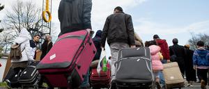 Syrische Flüchtlinge mit Koffern.