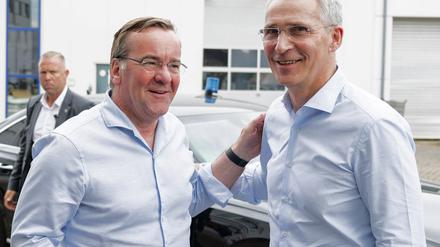 Auch Bundesverteidigungsminister Boris Pistorius (links) ist erleichtert: Jens Stoltenberg bleibt ein zehntes Jahr Nato-Generalsekretär. 