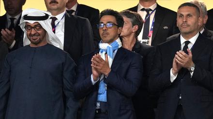Scheich Mansour bin Zayed Al Nahyan (M) ist Besitzer von Manchester City. Zu seiner City Football Group gehören insgesamt 13 Clubs.