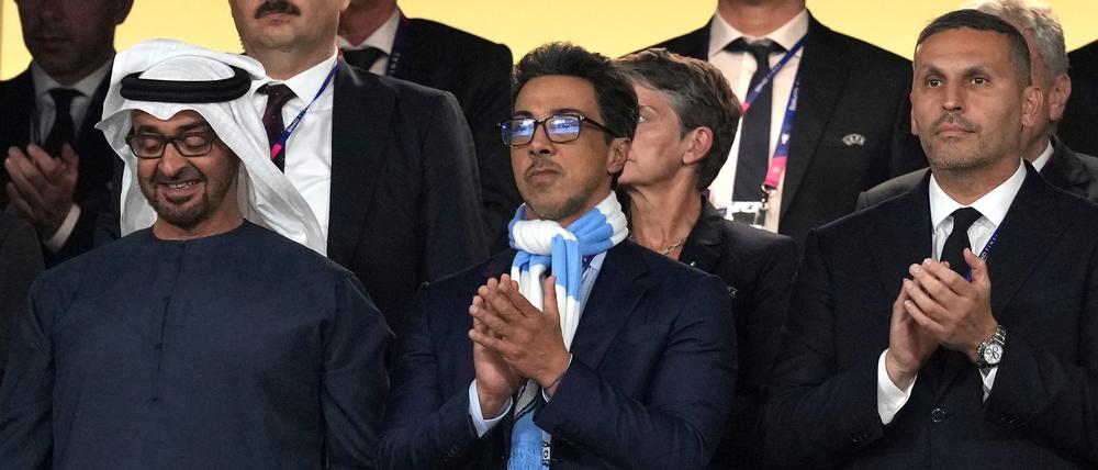 Scheich Mansour bin Zayed Al Nahyan (M) ist Besitzer von Manchester City. Zu seiner City Football Group gehören insgesamt 13 Clubs. 