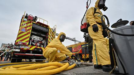 Proben für den Ernstfall: Sicherheitskräfte und Polizisten spielen das Szenario eines Atomunfalls in Saporischschja durch. 