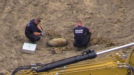 05.07.2023, Berlin: Bei Bauarbeiten in Berlin-Hohenschönhausen ist am Mittwochvormittag Kriegsmunition entdeckt worden. Um den Fundort an der Landsberger Allee wurde ein Sperrkreis mit einem Radius von 500 Metern eingerichtet, sagte eine Polizeisprecherin. Foto: Dominik Totaro/dpa +++ dpa-Bildfunk +++