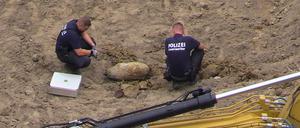 05.07.2023, Berlin: Bei Bauarbeiten in Berlin-Hohenschönhausen ist am Mittwochvormittag Kriegsmunition entdeckt worden. Um den Fundort an der Landsberger Allee wurde ein Sperrkreis mit einem Radius von 500 Metern eingerichtet, sagte eine Polizeisprecherin. Foto: Dominik Totaro/dpa +++ dpa-Bildfunk +++