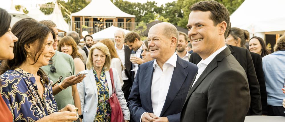 Sommerliche Konversation mit Kanzler. Iris Berben im Gespräch mit Olaf Scholz und Björn Böhning.
