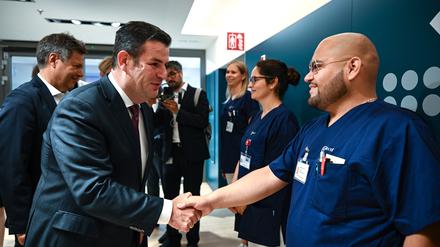 Hubertus Heil (SPD) wollte wissen: Warum Deutschland? Hier sei es doch so kalt? Adrian Gomez sagte, ihm gefalle das milde Klima. In seiner Heimatstadt seien Temperaturen über 40 Grad nicht selten.