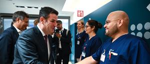 Hubertus Heil (SPD) wollte wissen: Warum Deutschland? Hier sei es doch so kalt? Adrian Gomez sagte, ihm gefalle das milde Klima. In seiner Heimatstadt seien Temperaturen über 40 Grad nicht selten.