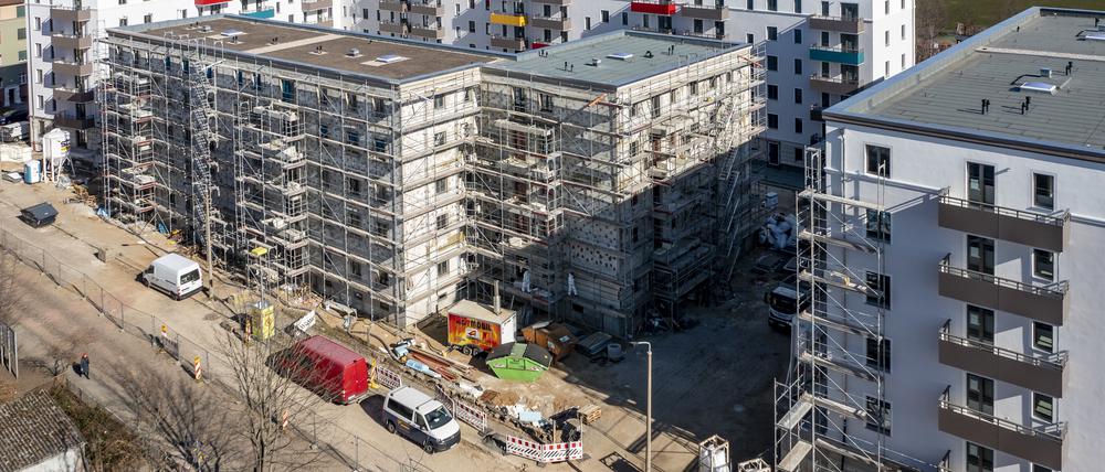 Neubauten in Leipzig: Steigende Zinsen lassen die Bauproduktion weiter schrumpfen.