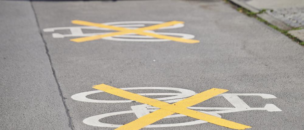 Die Zeichen für einen Radweg werden entfernt.