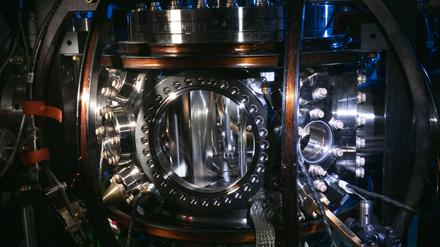 Foto der für das Experiment verwendeten Vakuumkammer. Einer der Flansche wurde entfernt, um die Elektroden der Ionenfalle im Inneren zu zeigen.