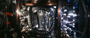 Foto der für das Experiment verwendeten Vakuumkammer. Einer der Flansche wurde entfernt, um die Elektroden der Ionenfalle im Inneren zu zeigen.