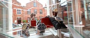 Askania-Uhrenmanufaktur Berlin jetzt auch in Potsdam
Seit 1. Juni 2023 im historischen Holländer Viertel in Potsdam. Die erste Adresse für erstklassige Uhren „made in Berlin“ ist nun in Potsdam das Askania-Uhrenatelier