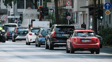 Die offenbar geplante stärkere Anhebung beim CO₂-Preis dürften viele Verbraucherinnen und Verbraucher bei der Heizkostenabrechnung sowie beim Tanken zu spüren bekommen.