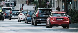 Die offenbar geplante stärkere Anhebung beim CO₂-Preis dürften viele Verbraucherinnen und Verbraucher bei der Heizkostenabrechnung sowie beim Tanken zu spüren bekommen.