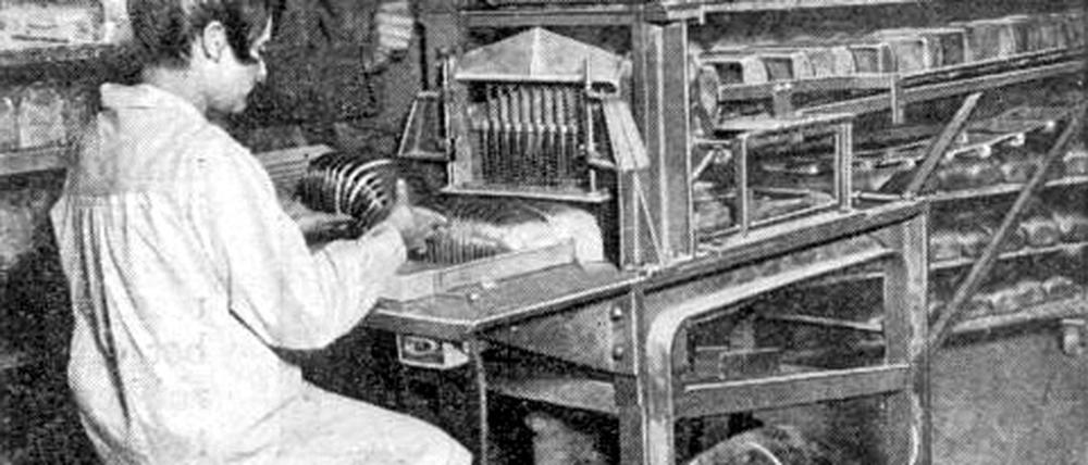 Elektrische Brotschneidemaschine in einer Bäckerei in St. Louis im Jahre 1930.