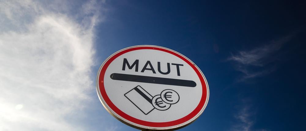 Ein Verkehrsschild weist die Autofahrer der Stadtautobahn auf die Mautpflicht für die Passage des Warnowtunnels hin.