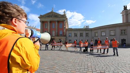 Protest der Letzten Generation auf dem Alten Markt in Potsdam.