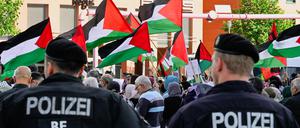 Polizisten stehen auf dem Potsdamer Platz nahe einer Kundgebung gegen Israel. Israel hatte in der Nacht zum Montag eine der größten Militäroperationen im Westjordanland und dem Flüchtlingslager Dschenin seit Jahrzehnten begonnen.