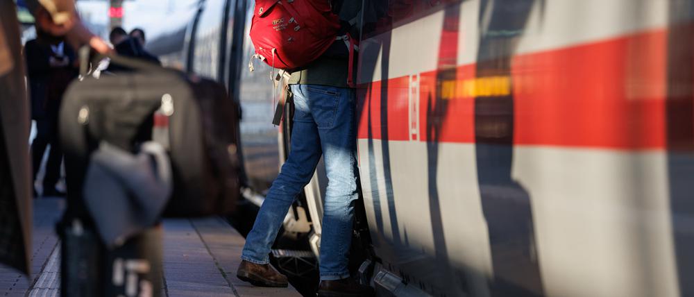 Reisende stehen mit Gepäck am Bahnsteig am Nürnberger Hauptbahnhof an einem ICE (Archivbild)