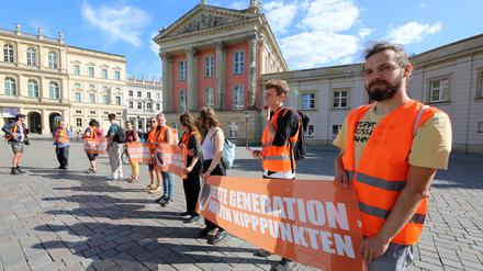 Protest der Letzten Generation auf dem Alten Markt in Potsdam.