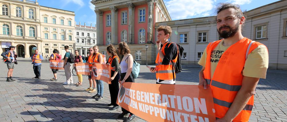 Protest der Letzten Generation auf dem Alten Markt in Potsdam.