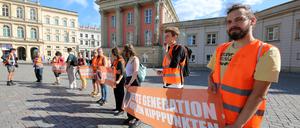 Protest der Letzten Generation auf dem Alten Markt in Potsdam.