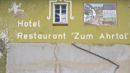 Die ehemalige Raststätte „Zum Ahrtal“ an der Ortseinfahrt des Örtchens Schuld war über Jahrzehnte bekannt für Gastlichkeit und bürgerliches Essen. Mittlerweile ist das Gebäude verwaist, die Fenster teilweise zugemauert.