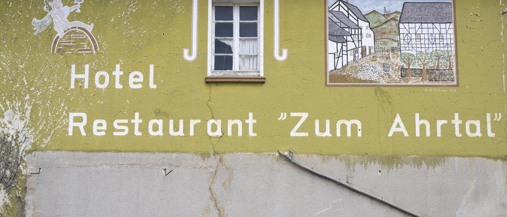Die ehemalige Raststätte „Zum Ahrtal“ an der Ortseinfahrt des Örtchens Schuld war über Jahrzehnte bekannt für Gastlichkeit und bürgerliches Essen. Mittlerweile ist das Gebäude verwaist, die Fenster teilweise zugemauert.
