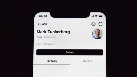 Der Threads-Account von Meta-Chef Zuckerberg ist auf dem Display eines Smartphones angezeigt.