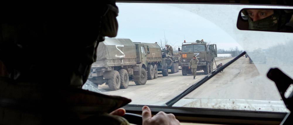 Soldaten eskortieren einen russischen Hilfskonvoi mit Lebensmitteln, die von der Krim in die Ukraine nach Charkiw geschickt werden.