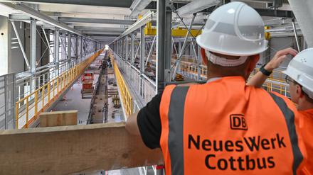 Blick in die 445 Meter lange Halle auf der Baustelle für das neue Instandhaltungswerk für ICE-Züge.