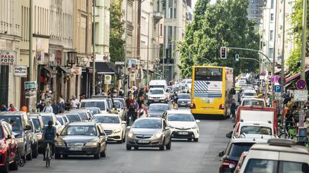 Kreuzberger Mischung in der Oranienstraße: Stau, weil in zweiter Reihe gehalten wird.
