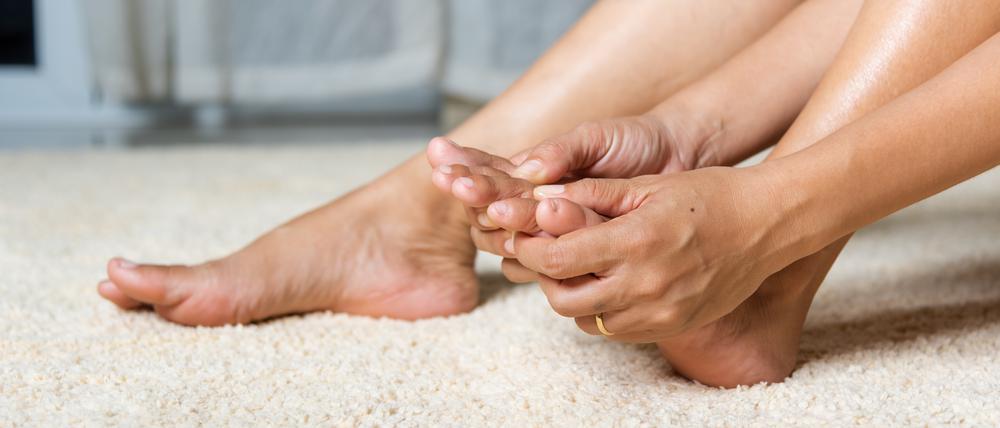 Bei einer rheumatoiden Arthritis entzündet sich die Innenhaut der Gelenke. Patienten leiden dann oft unter Versteifungen, Fehlstellungen und Schmerzen.