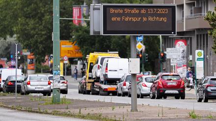 Mit Ferienbeginn eine Staustelle in Potsdam: An der Breiten Straße wird gebaut.