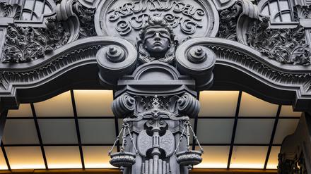 Haupteingang vom Gebäude, das das Amtgericht Tiergarten, die Staatsantwaltschaft Berlin und das Landgericht beherbergt in Berlin am 23. März 2023. Amtsgericht Tiergarten *** Main entrance from the building housing the Tiergarten District Court, the Berlin Public Prosecutors Office and the District Court in Berlin on 23 March 2023 Tiergarten District Court