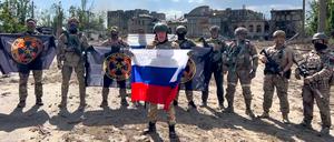 Jewgeni Prigoschin, Chef des privaten Militärunternehmens Wagner Group, mit einer russischen Nationalfahne in der Hand vor seinen Soldaten. Die Söldnergruppe war entscheidend für Russlands Angriffskrieg in der Ukraine. (Archivbild)