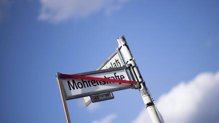 Das Berliner Verwaltungsgericht hat die umstrittene Umbenennung der Straße in Mitte am Donnerstag für zulässig erklärt. Die Klagen von sieben Anwohnern wies das Gericht ab. 