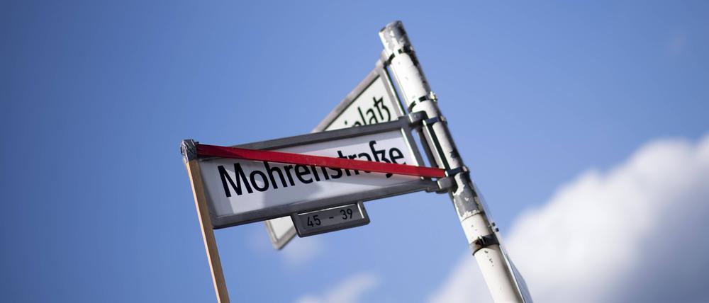 Das Berliner Verwaltungsgericht hat die umstrittene Umbenennung der Straße in Mitte am Donnerstag für zulässig erklärt. Die Klagen von sieben Anwohnern wies das Gericht ab.