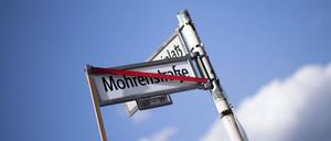 Das Berliner Verwaltungsgericht hat die umstrittene Umbenennung der Straße in Mitte am Donnerstag für zulässig erklärt. Die Klagen von sieben Anwohnern wies das Gericht ab. 