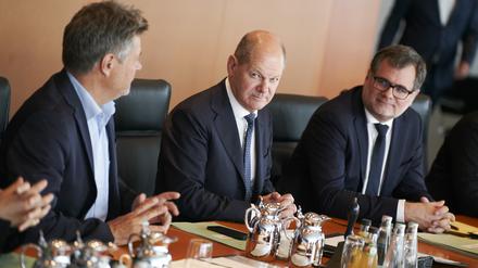 Bundeswirtschaftsminister Robert Habeck (Grüne) und Kanzler Olaf Scholz (SPD) vor der Sitzung des Kabinetts in Berlin.